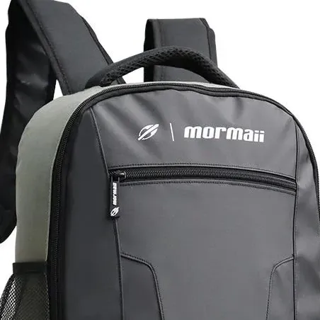 Close na parte frontal da mochila Mormaii MOR-2774 preta mostrando logo e zíper frontal